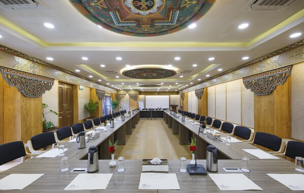 A conference room with a long table, chairs, and a projector screen. - Hotel Manaslu (Kathmandu)