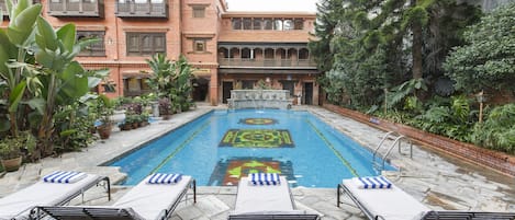 Piscina externa, espreguiçadeiras