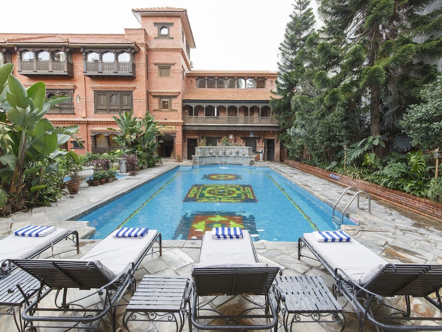 Una piscina al aire libre, tumbonas