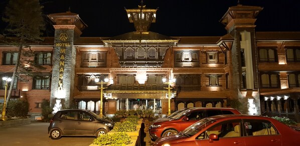 Um edifício tradicional com uma placa que diz 'HOTEL MANAS'.