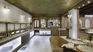 Se sirven desayunos y cocina americana (con vistas a la piscina)