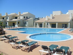 Seasonal outdoor pool, pool umbrellas, pool loungers - Glenridge Albufeira Beach and Golf Resort (Albufeira)