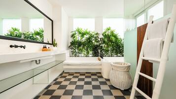Baignoire et douche séparées, baignoire relaxante profonde