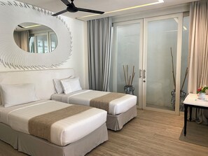 1 kamar tidur, brankas, meja kerja, dan ruang kerja ramah laptop