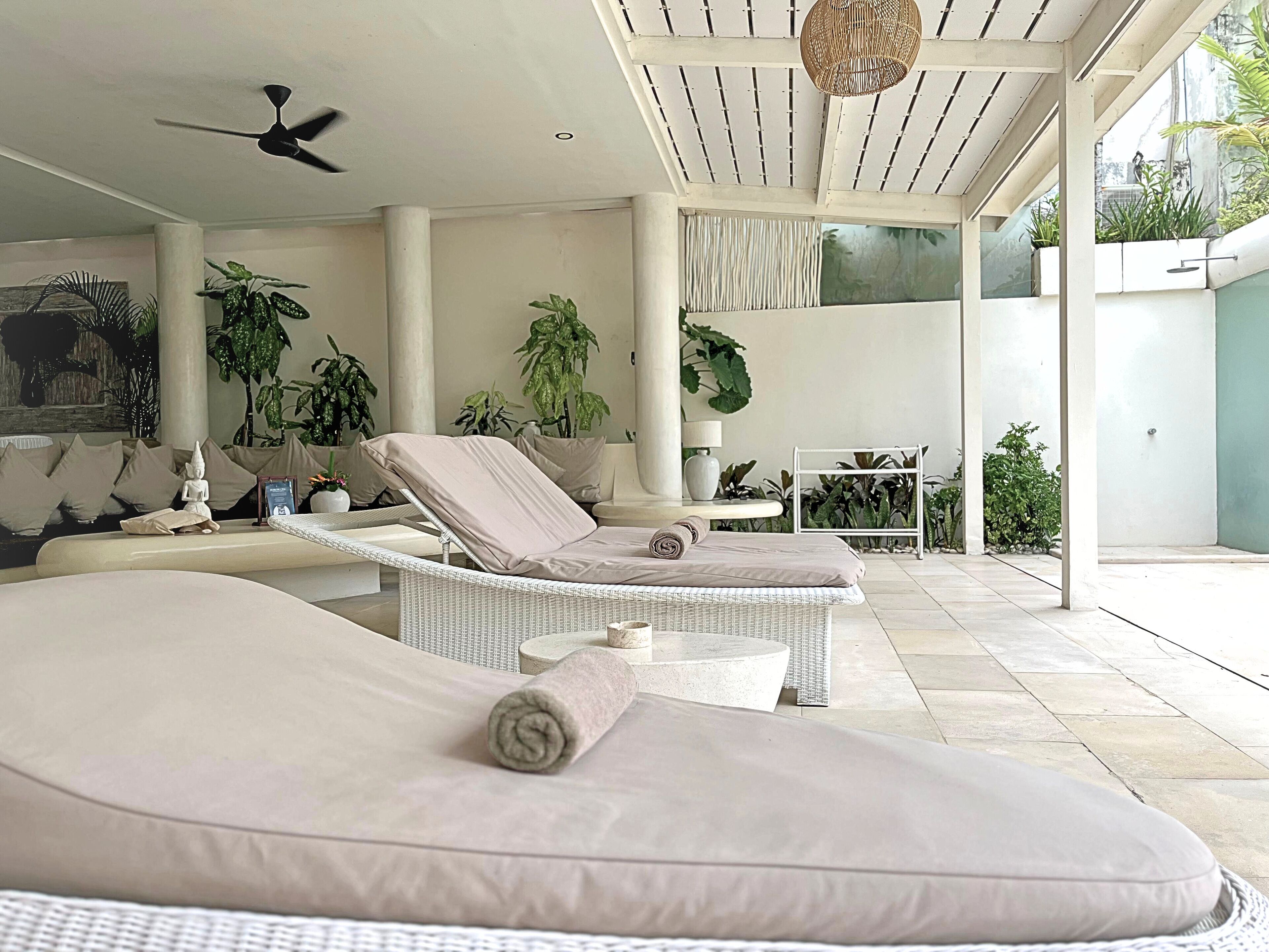 Villa, 5 chambres, piscine privée, vue océan | Coin séjour | Télévision à écran plat de 55 pouces avec chaînes numériques