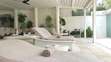 Villa, 5 chambres, piscine privée, vue océan | Coin séjour | Télévision à écran plat de 55 pouces avec chaßnes numériques