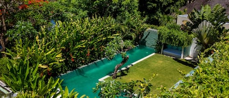 Kolam renang outdoor, dengan kursi berjemur