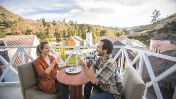 Phòng Suite, 1 giường cỡ king | Minibar, két bảo mật tại phòng, bàn