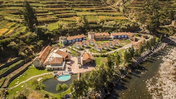 Una piscina techada, una piscina al aire libre