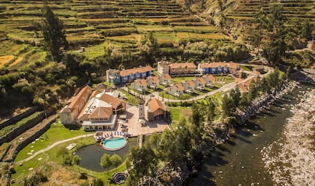 Una piscina techada, una piscina al aire libre