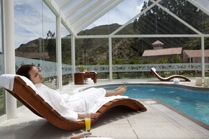 Kolam renang tertutup, kolam renang terbuka, kerusi lepak pantai 