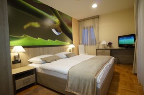 Suite with 1 Bedroom | Minibar, in-room safe, desk, iron/ironing board