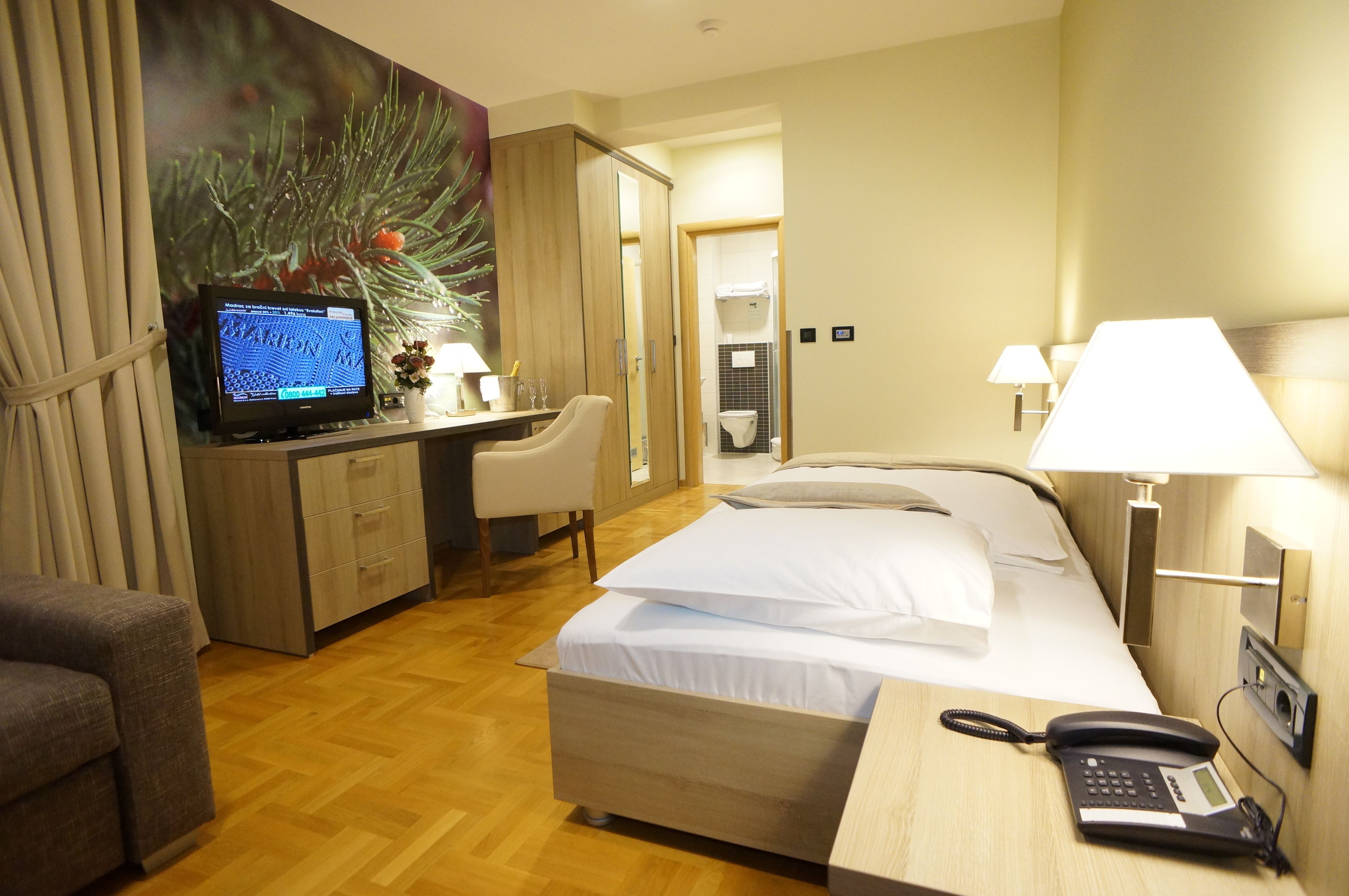 single room | 1 bedroom, minibar, in-room safe, desk