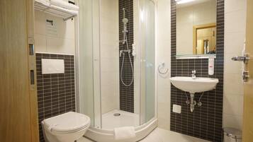 Dusche, Regendusche, Haartrockner, Hausschuhe