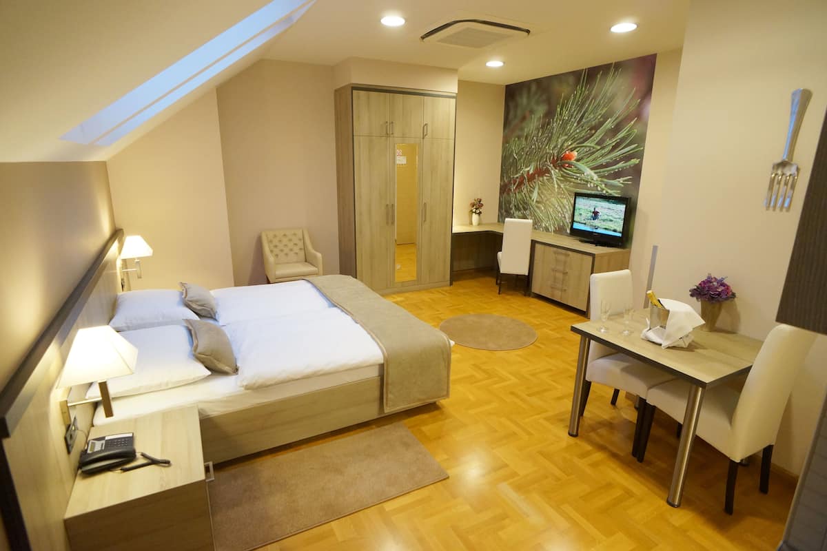 suite with 1 bedroom | 1 bedroom, minibar, in-room safe, desk