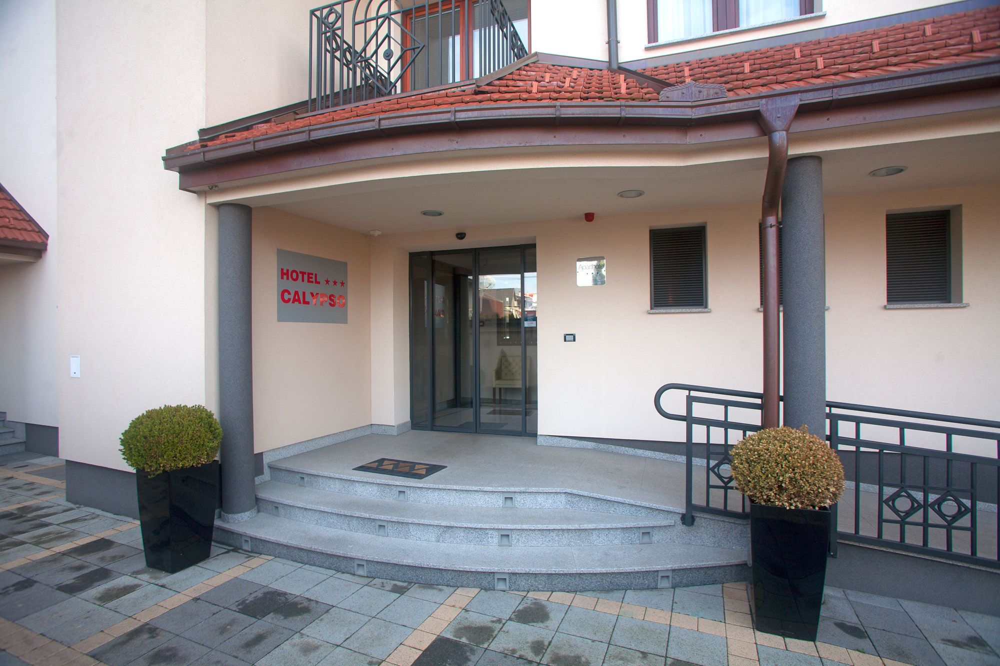 A hotel entrance with a sign reading "HOTEL CALYPso".