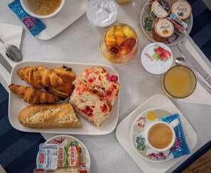 Daily continental breakfast (EUR 10 per person)