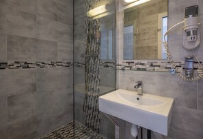 Habitación con 2 camas individuales | Baño | Artículos de higiene personal gratuitos, secador de pelo y toallas