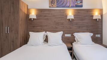 Driepersoonskamer | Een kluis op de kamer, gratis wifi, beddengoed