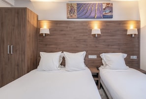 Triple Room | In-room safe, free WiFi, bed sheets - Hôtel Luxor (Issy-les-Moulineaux)