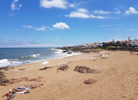 靠近海滩、海滩遮阳伞、沙滩毛巾