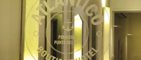 Una entrada de hotel con un cartel que dice "ATLANTICO BOUTIQUE HOTEL" y "PENINSULA PUNTA DEL ESTE".