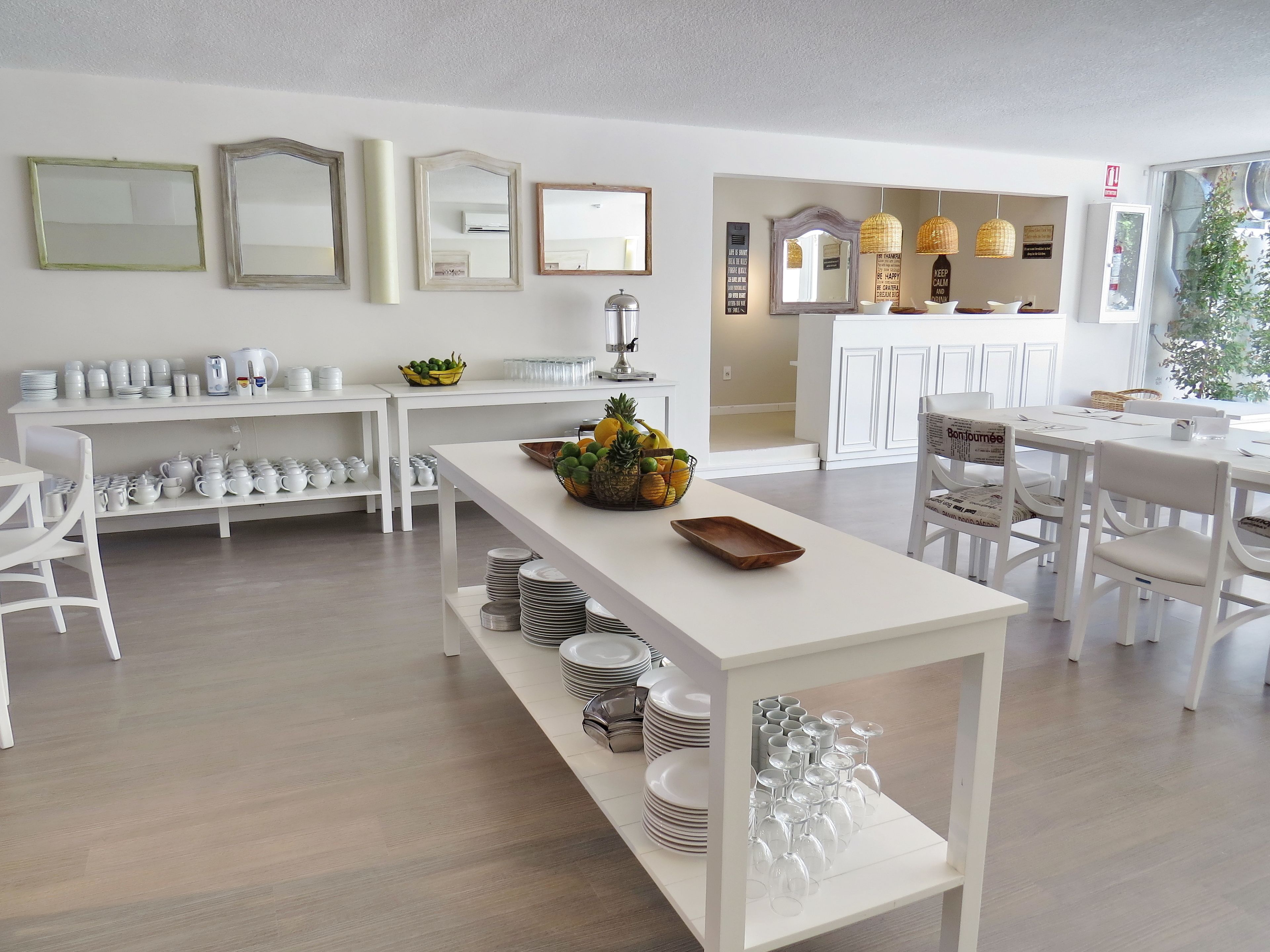 Café da manhã com buffet grátis todos os dias