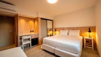 Habitación triple Deluxe | Ropa de cama de alta calidad, minibar, caja fuerte y cortinas opacas