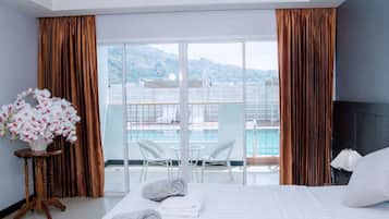 Quarto premier, acesso à piscina | Cofres nos quartos, ferros/tábuas de passar roupa, roupa de cama