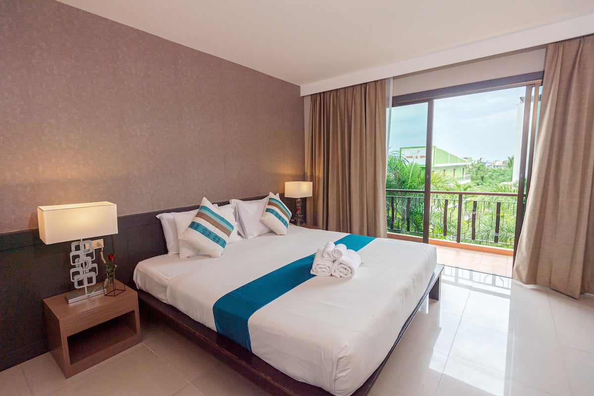 In-room safe, iron/ironing board, bed sheets