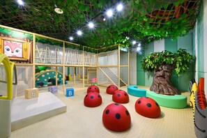 Zona de juegos infantil cubierta