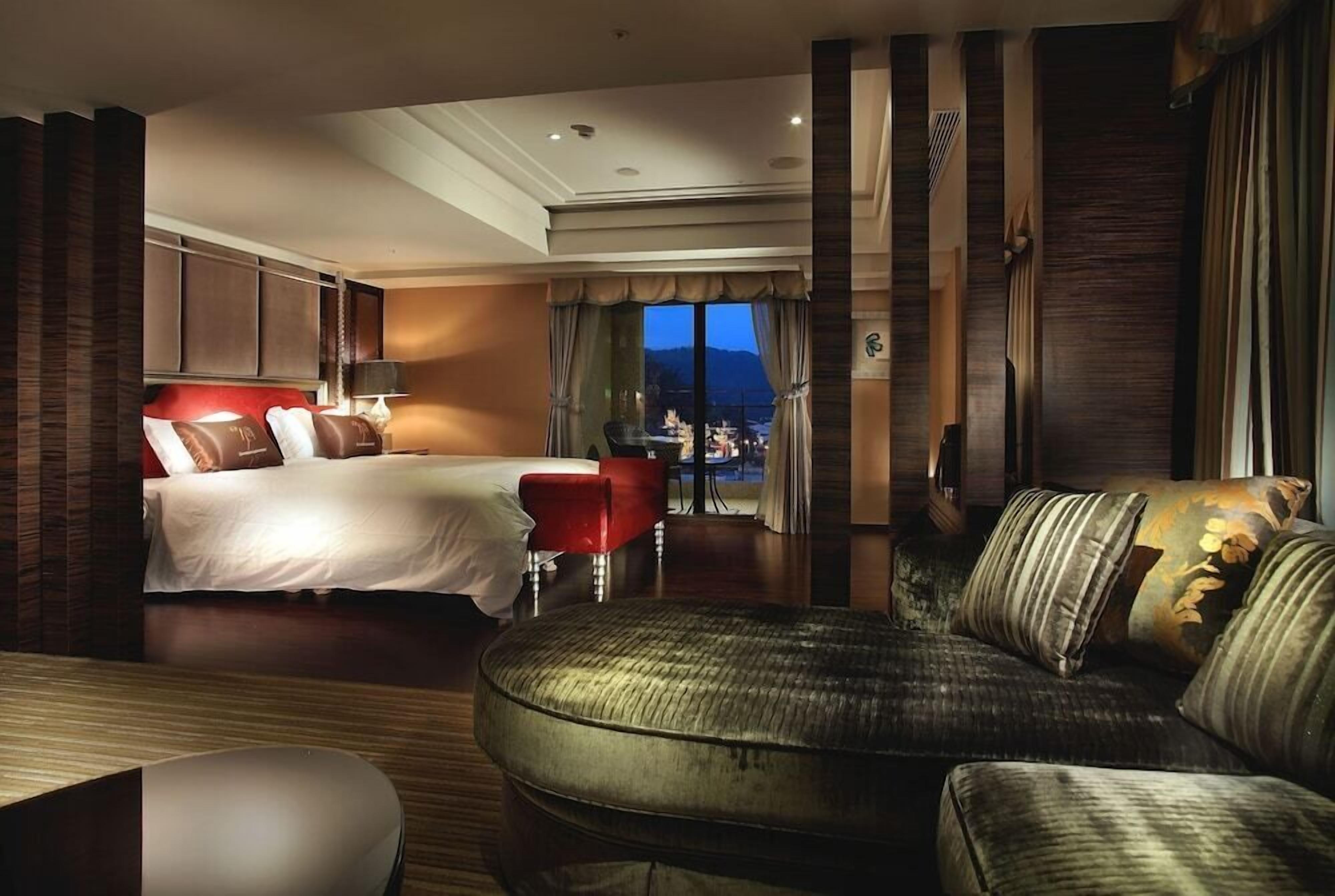 Premium bedding, down comforters, minibar, in-room safe