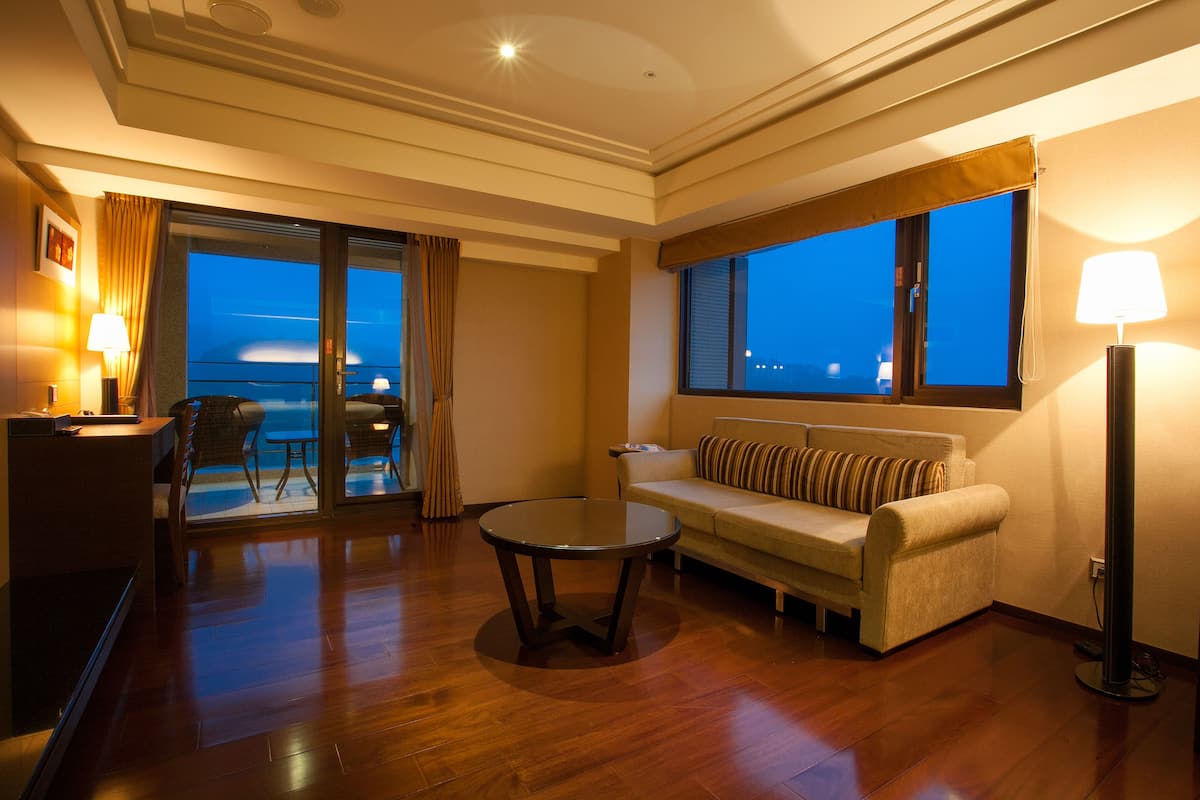 suite, 1 king bed, lake view | 1 bedroom, premium bedding, down duvets, minibar