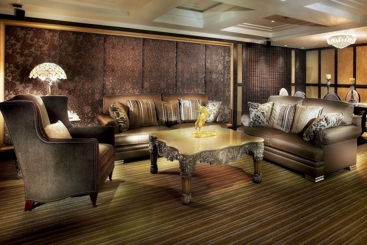 grand suite, 1 king bed, non smoking, lake view | living area | 37-inch flat-screen tv with cable channels, tv