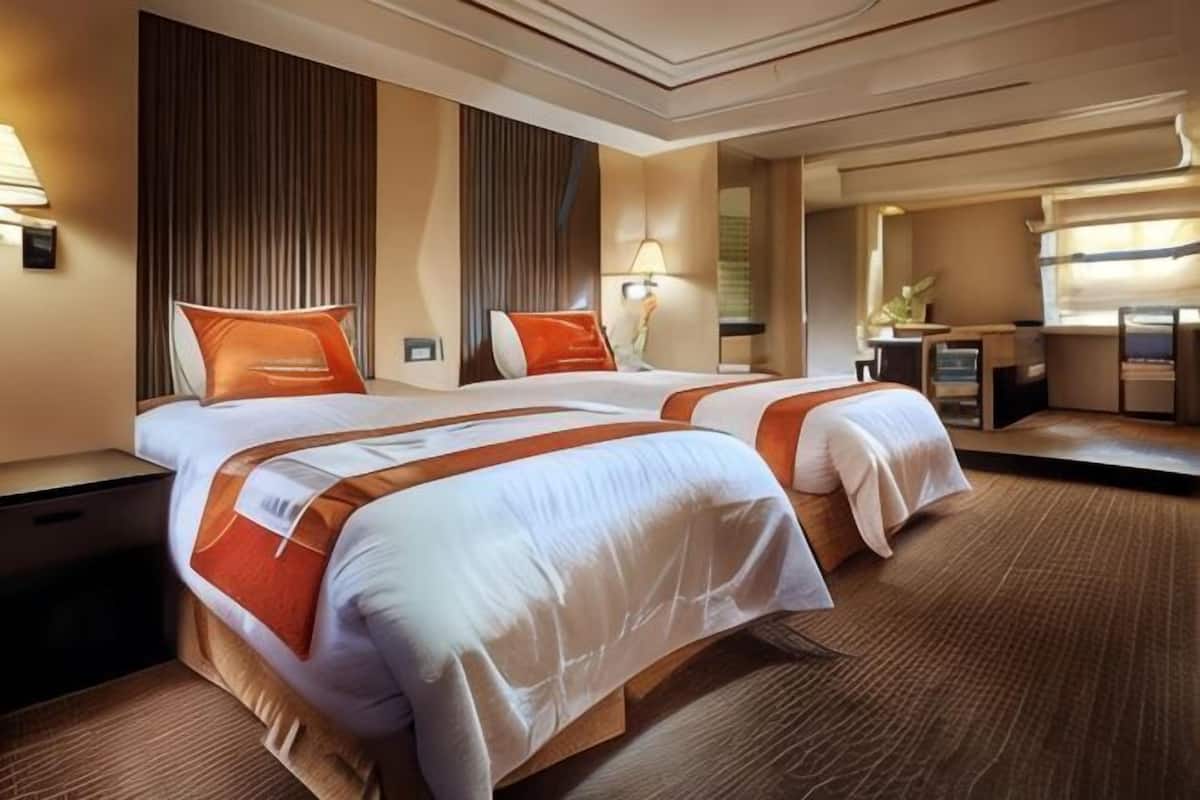 Premium bedding, down comforters, minibar, in-room safe