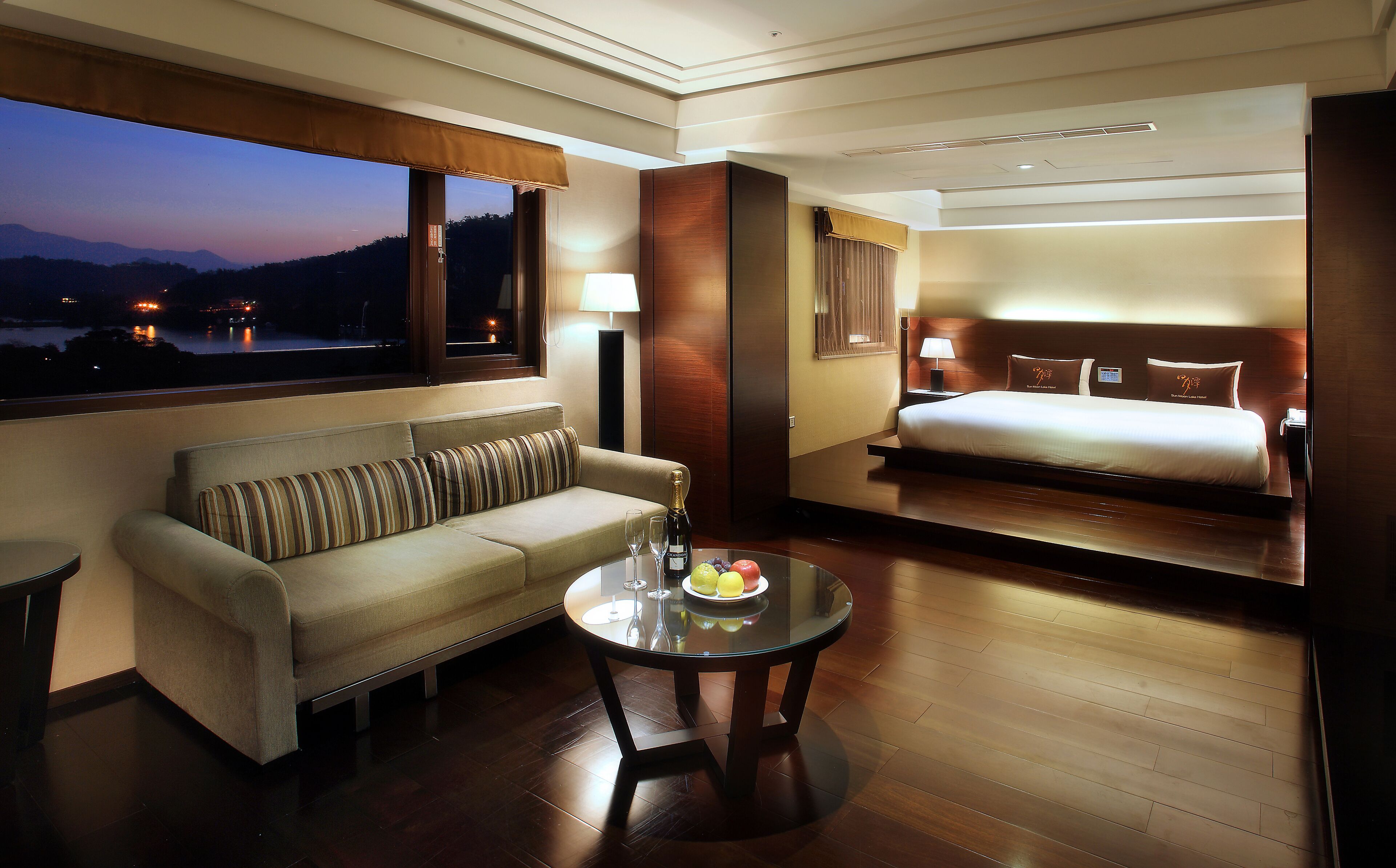 雅緻湖景套房 | 高級寢具、羽絨被、迷你吧、客房內保險箱