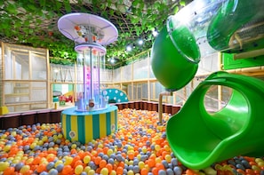 Zona de juegos infantil cubierta