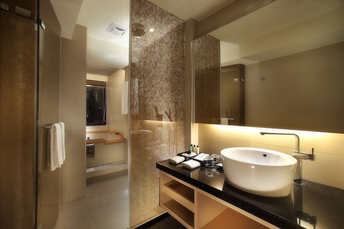 separate bathtub and shower, deep-soaking bathtub, rainfall showerhead