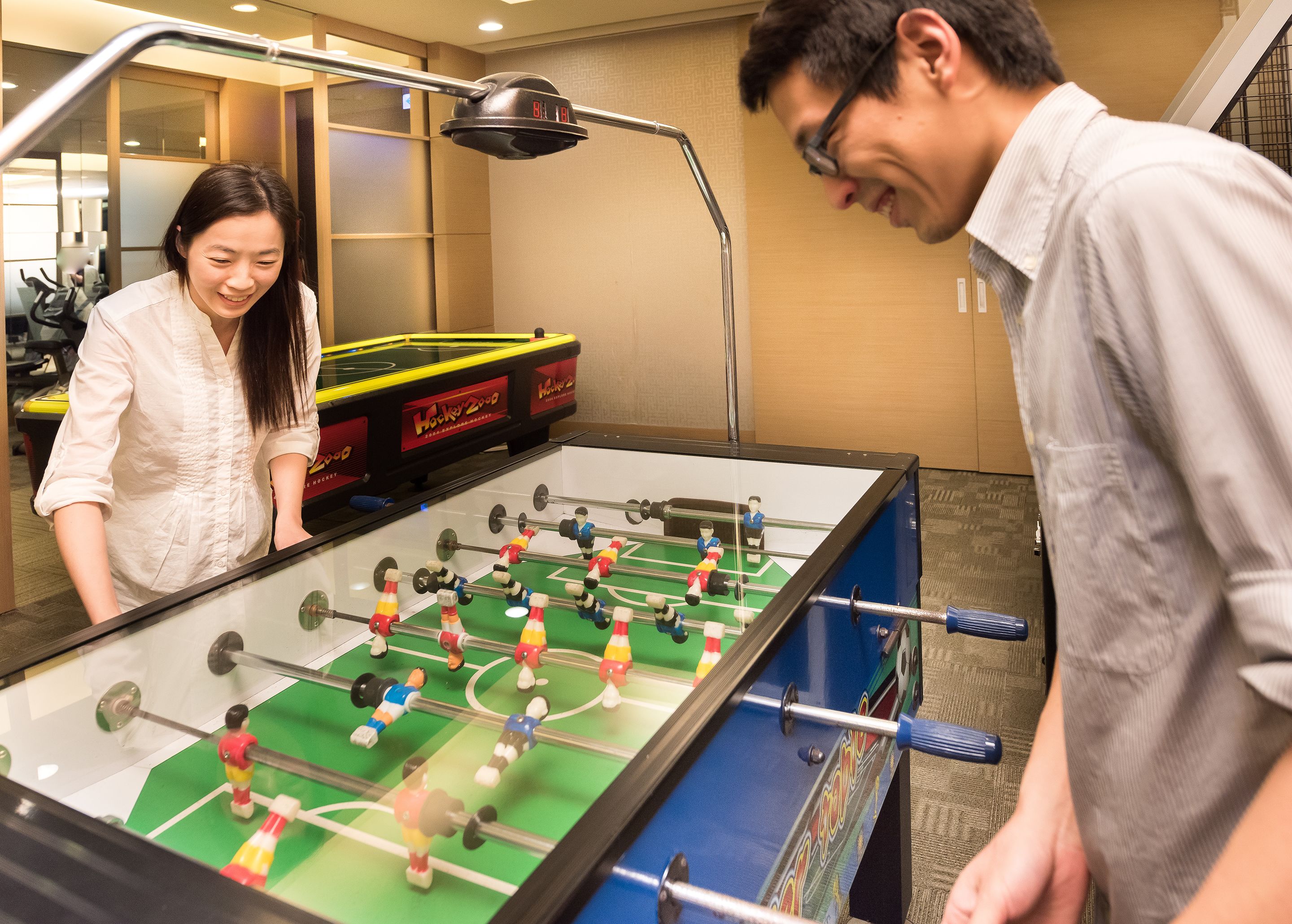 Una mesa de futbolín en el vestíbulo de un hotel con diseño moderno.