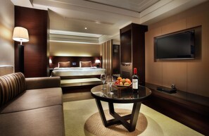 Suite, 1 cama de matrimonio grande, vistas al lago | Ropa de cama de alta calidad, edredones de plumas, minibar y caja fuerte