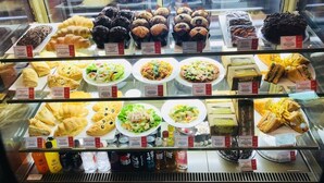 Une vitrine de boulangerie présentant diverses viennoiseries et pâtisseries.