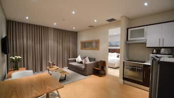 One Bedroom Apartment | Caja de seguridad en la habitación y decoración personalizada