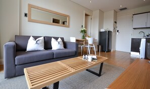 One Bedroom Apartment  | Área de sala de estar | Televisión LCD 