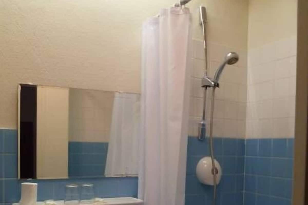 Camera doppia (Court view) | Una scrivania, insonorizzazione, Wi-Fi gratuito