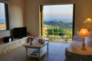Villa majestueuse, 4 chambres | Salle de séjour | Téléviseur à écran plat, lecteur de DVD
