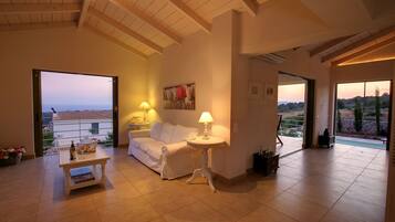 Grand Villa, 4 Bedrooms | Living area