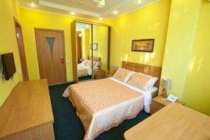 10 bedrooms, down duvets, minibar, in-room safe