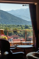 Una habitación con vista a un paisaje montañoso a través de una ventana.