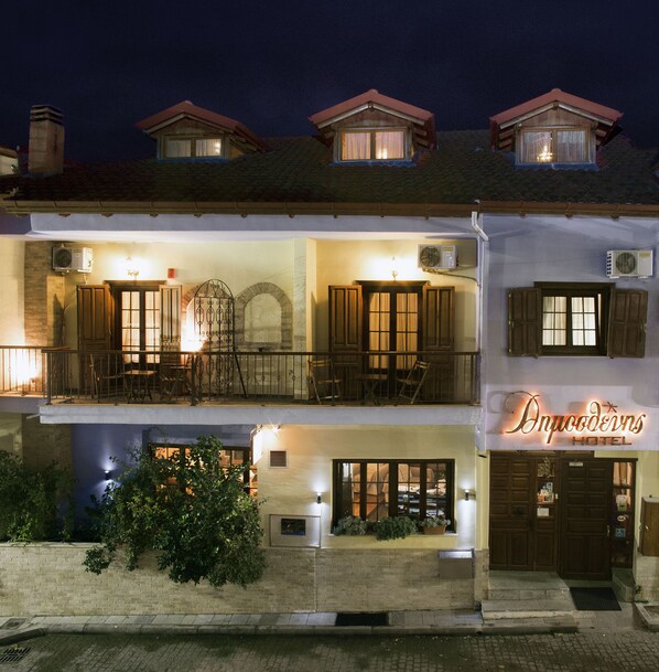 Mặt tiền nơi lưu trú - ban đêm