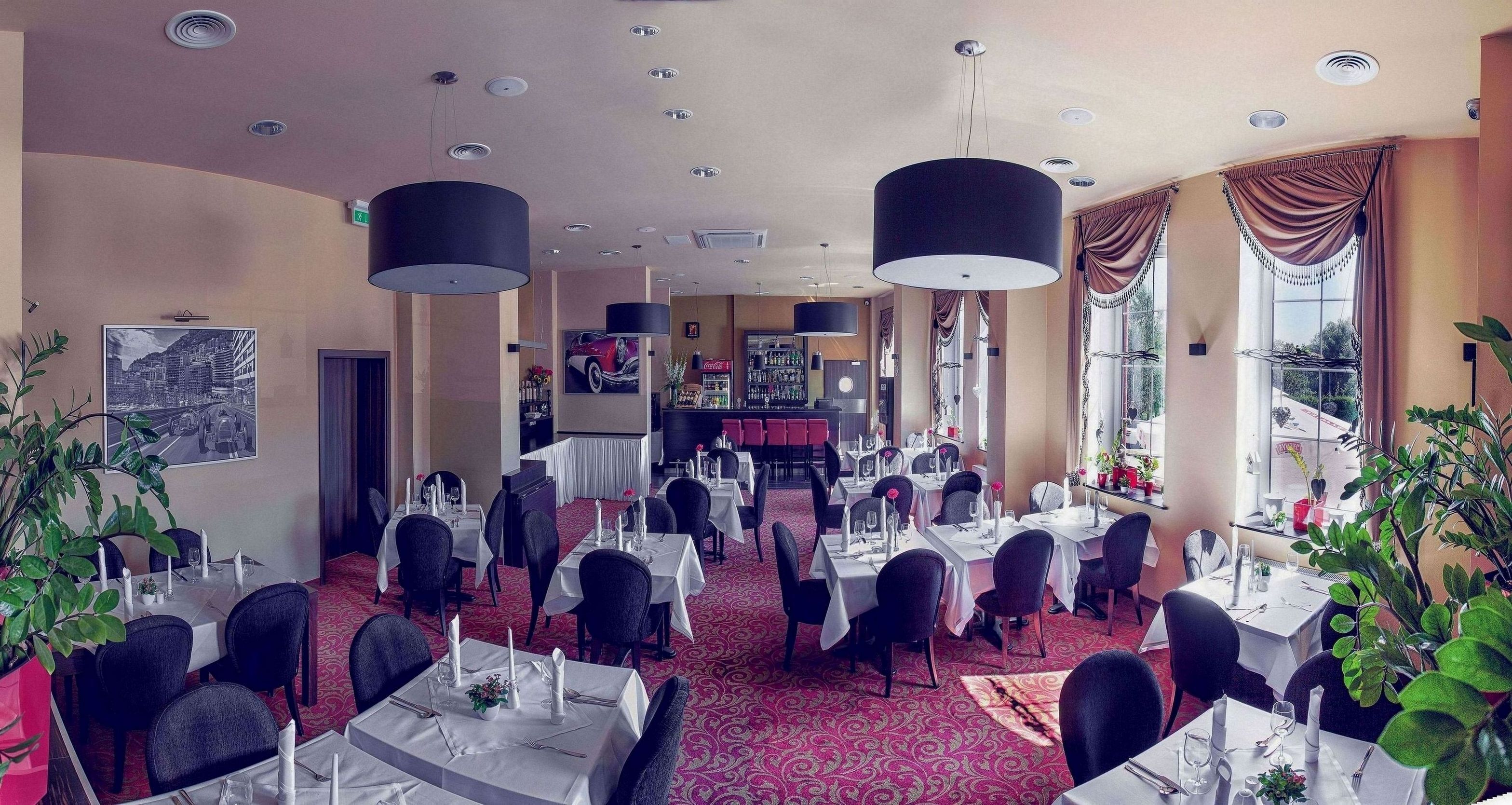 breakfast, lunch, dinner served; international cuisine